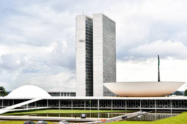 Congresso: Câmara reverte votação do Senado e mantém veto a reajuste de servidores