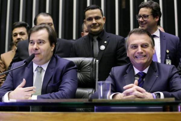 Acordão entre Bolsonaro e Maia mantém veto e impede reajuste de salários para servidores de saúde e segurança