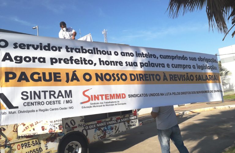 Sintram realiza protesto no Centro Administrativo pela revisão salarial dos servidores municipais de Divinópolis