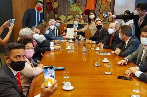 Movimento Basta avança no combate à PEC 32