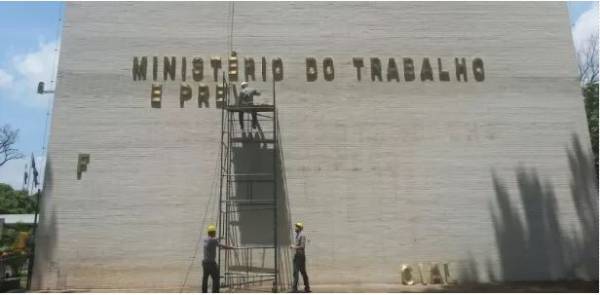 Artigo: Bolsonaro recria Ministério do Trabalho, para ‘inglês ver’