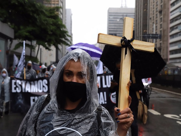 RETROCESSO Governo Bolsonaro tenta aplicar calote nos precatórios do Fundef, prejudicando os investimentos na educação básica e na valorização de seus profissionais