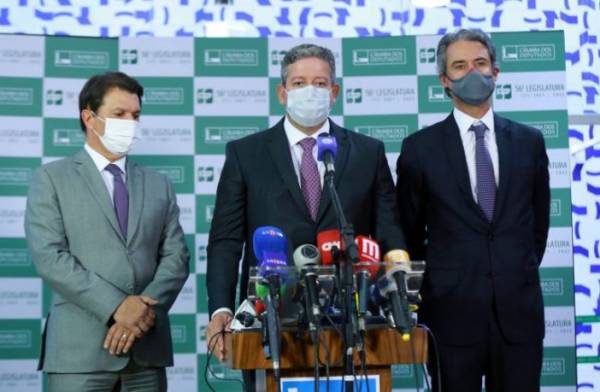 Lira recebe relatório da reforma administrativa, que continua perversa