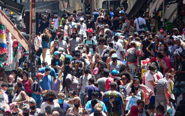 ‘Não é hora de liberar tudo, infelizmente’, alerta professor da Fiocruz