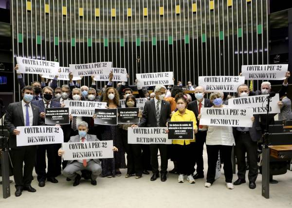 Governo mente ao vincular Auxílio Brasil à aprovação da Reforma Administrativa