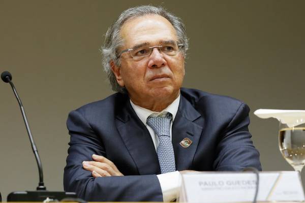 PIB cai, inflação cresce; projeção do BC desmente Paulo Guedes
