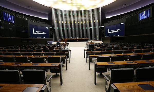 Câmara aprova PEC que desobriga estados e municípios de investimento mínimo em educação