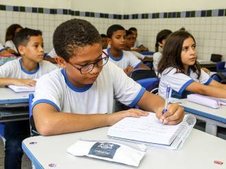 Desigualdade e corte de verbas impedem qualidade da educação pública brasileira