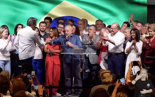 Lula pede paz: ‘Vou governar para 215 milhões de brasileiros e brasileiras. Somos um único povo’