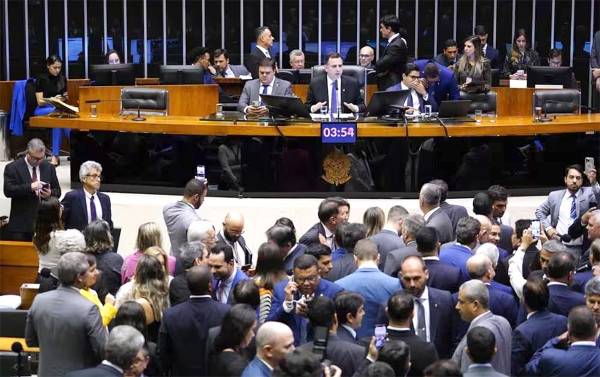 Congresso aprova lei que permitirá cumprimento do piso da enfermagem