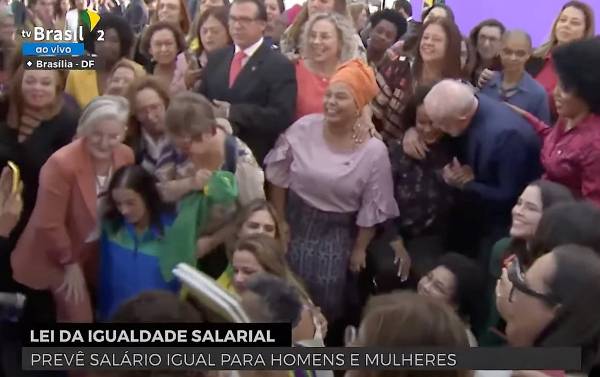 Lula sanciona projetos voltados para as mulheres e torna obrigatória a igualdade salarial: ‘Vamos fazer cumprir a lei’