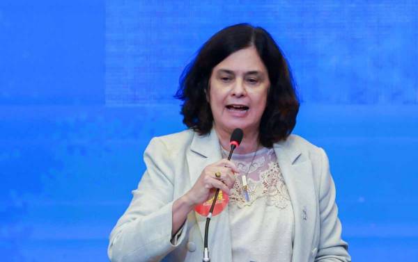 Ministra da Saúde diz que governo vai pagar piso da enfermagem retroativo a maio
