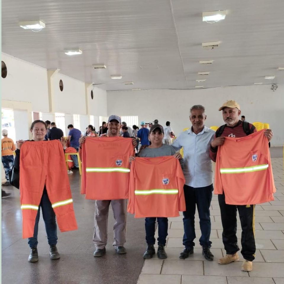 Diretoria do Sinditrema acompanha a entrega de uniformes a servidores