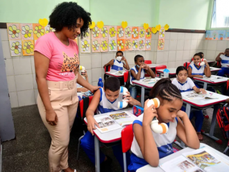 Seis em cada 10 brasileiros acham que professores são mal remunerados