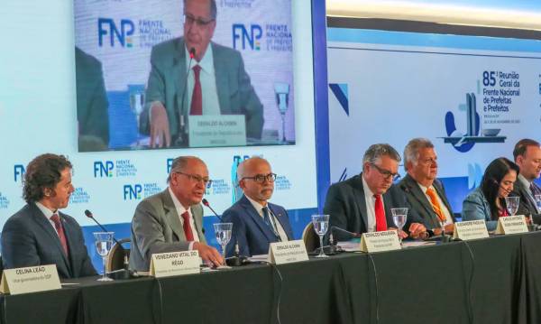 Alckmin confirma repasse de R$ 8,7 bilhões a municípios durante encontro da FNP