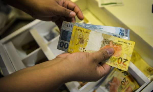 Governo propõe salário mínimo de R$ 1.502 para 2025